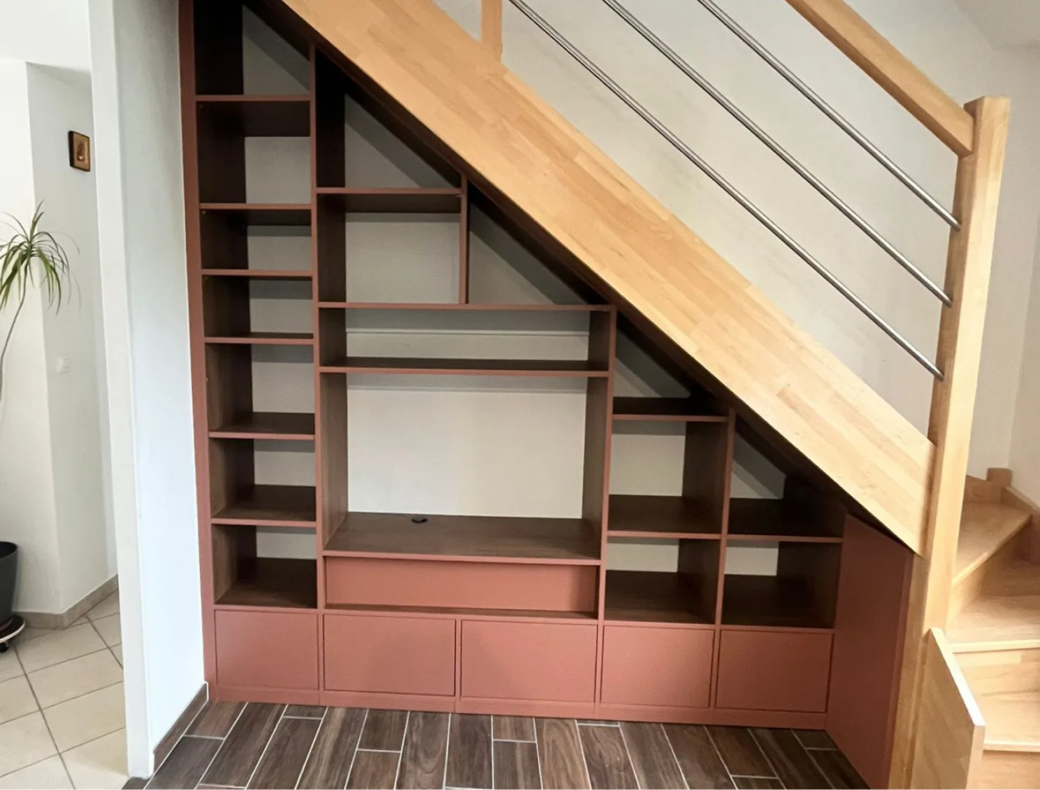 Bibliothèque sur-mesure sous un escalier